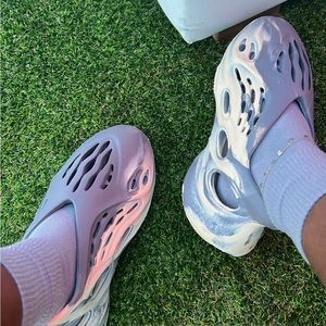 Yeezy Foam Runners ‘Moon Grey’
